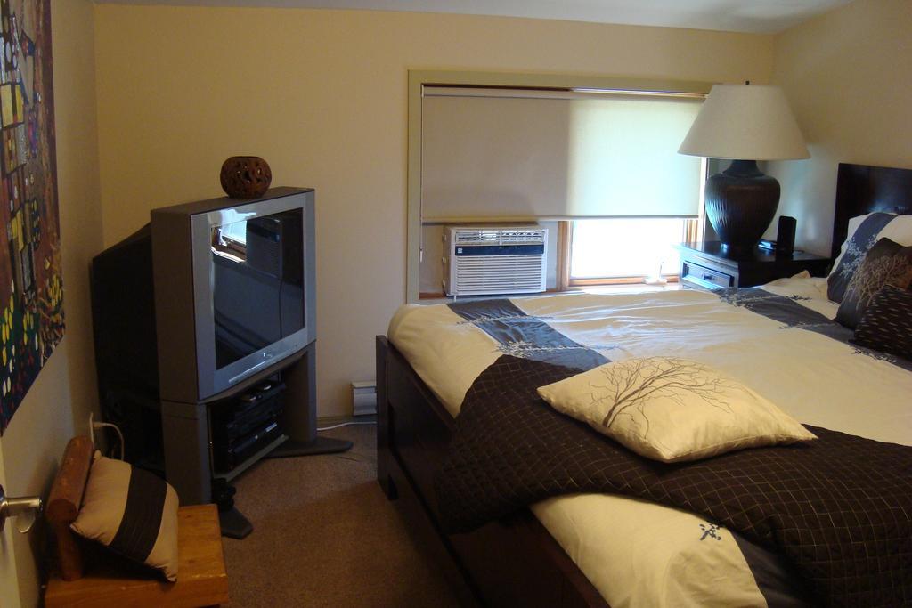 Ypc Fitness & Accomodations Invermere Eksteriør billede