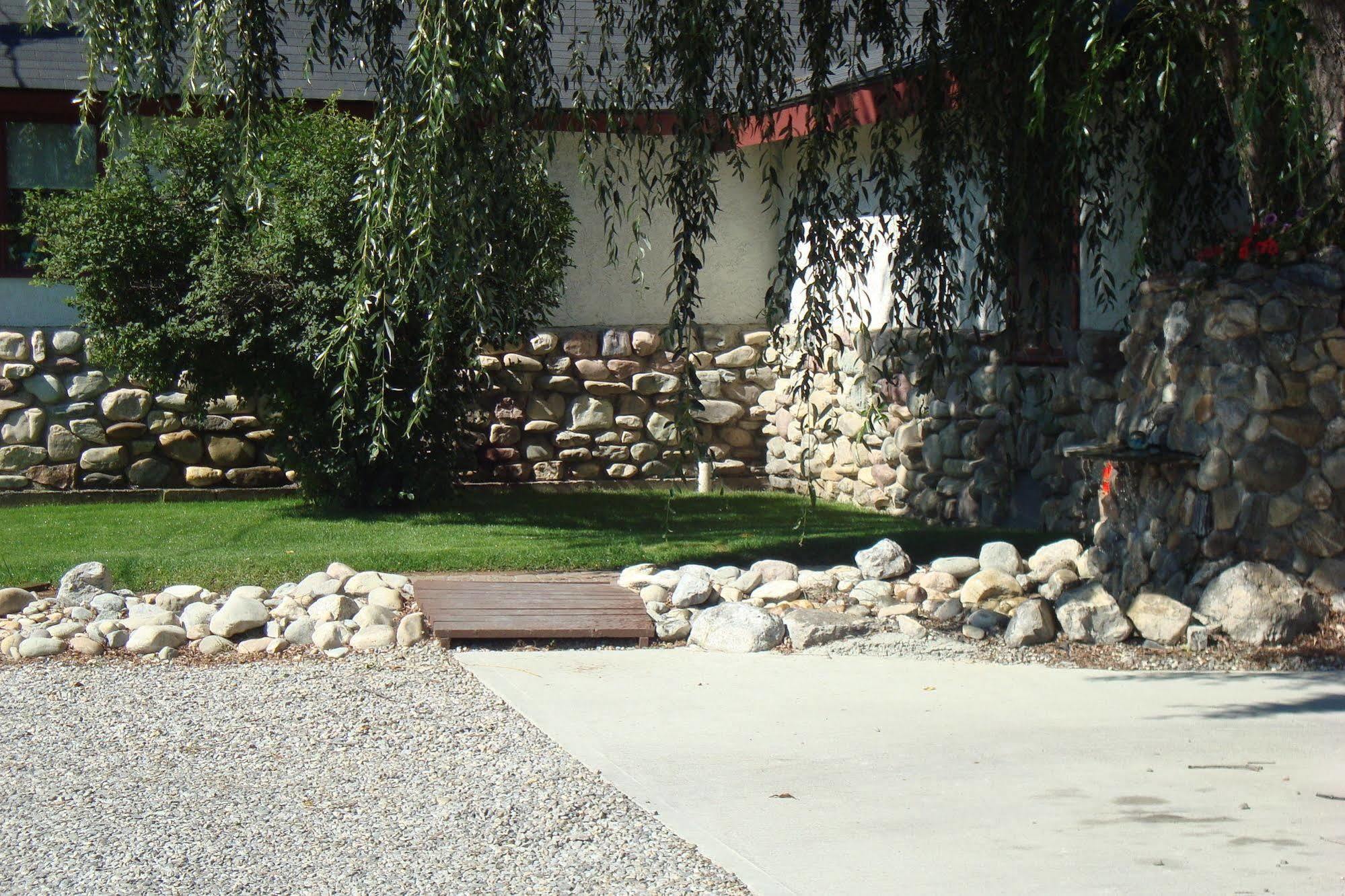 Ypc Fitness & Accomodations Invermere Eksteriør billede